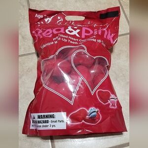 16pc Pre-filled Heart Capsules With Valentine Wind-Up Teeth With Rose
